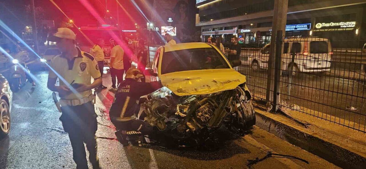 Antalya’da bir otomobil, sürücüsünün direksiyon hâkimiyetini kaybetmesi sonucu refüjdeki bariyerlere