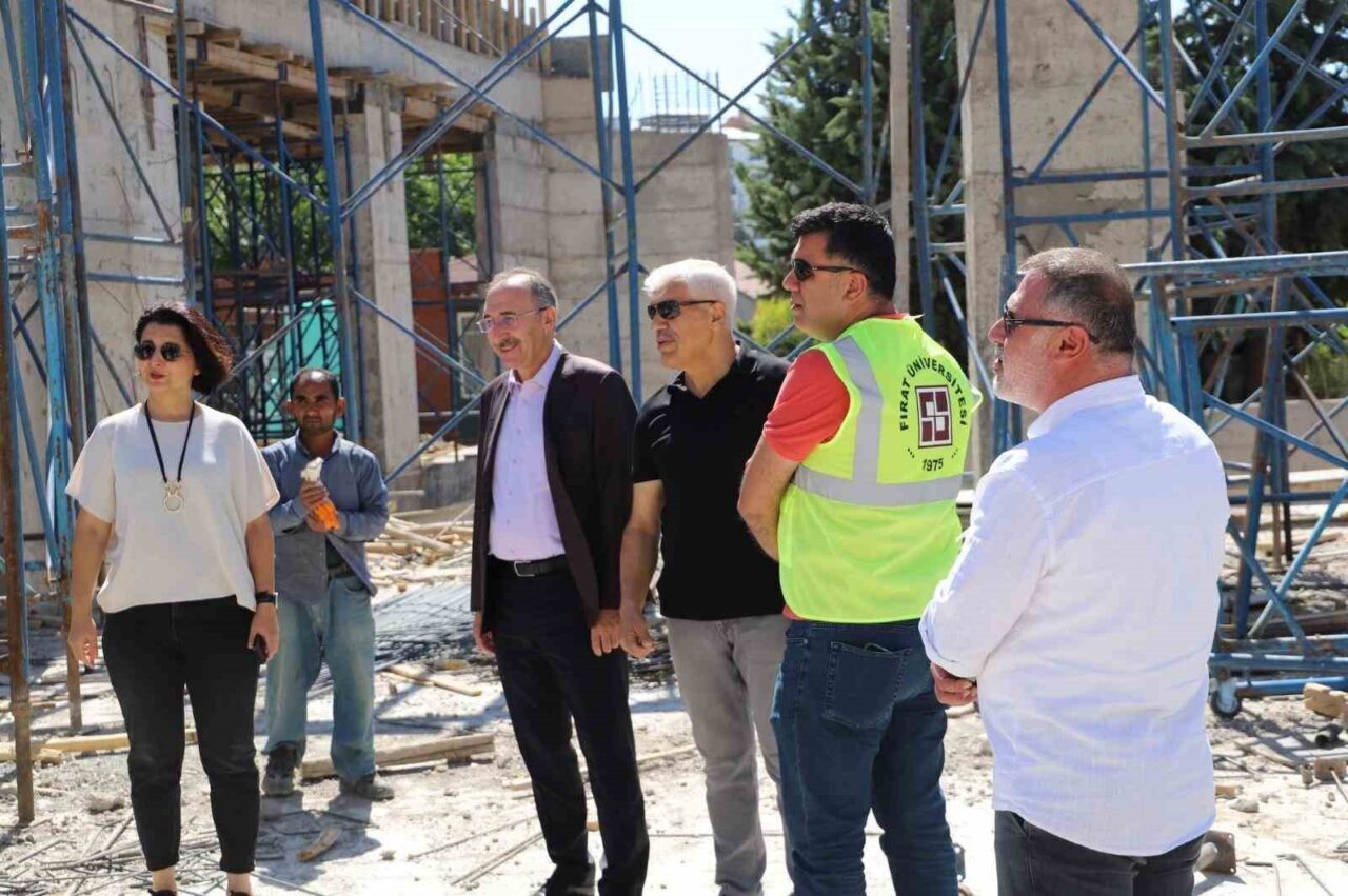Fırat Üniversitesi Rektörü Prof. Dr. Fahrettin Göktaş, merkezi amfi inşaatında
