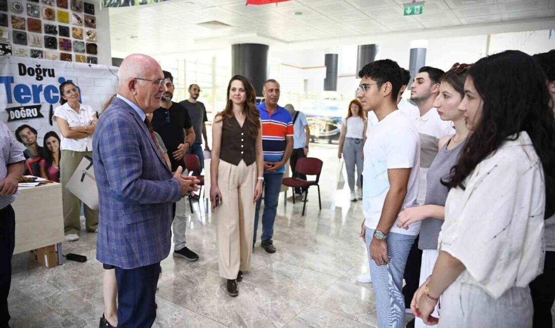 Uşak Üniversitesi Rektörü Prof. Dr. Ekrem Savaş, aday öğrencilerle “Tercih
