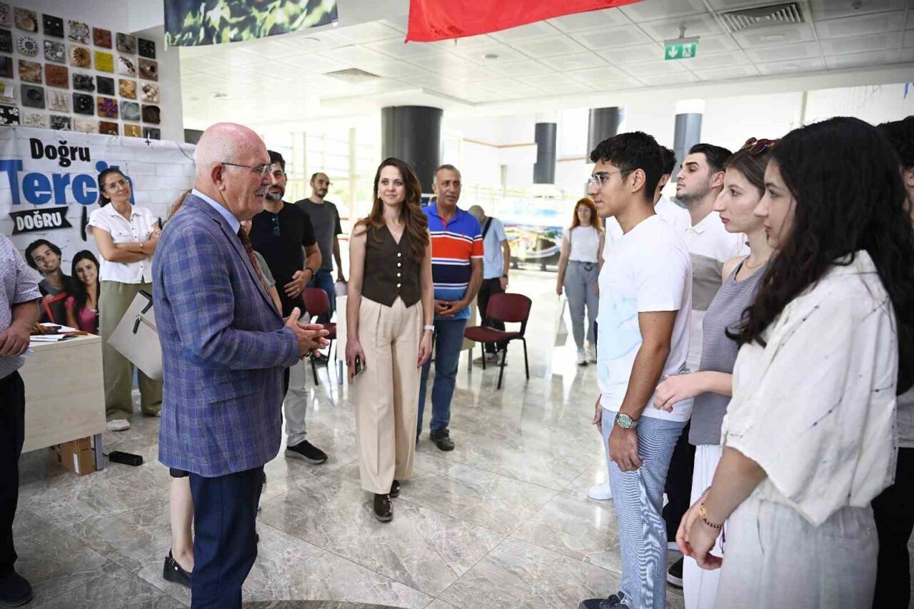 Uşak Üniversitesi Rektörü Prof. Dr. Ekrem Savaş, aday öğrencilerle “Tercih