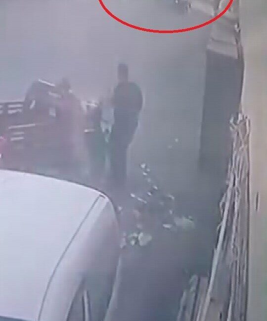 Hatay’ın Reyhanlı ilçesinde otomobille çarpışan motosikletlinin metrelerce savrulduğu anlar kameraya