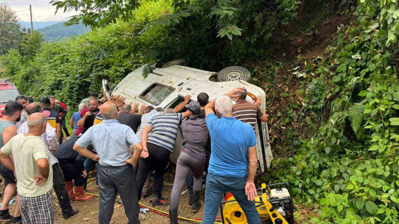 Rize’nin Pazar ilçesinde çay toplamaya gidenleri taşıyan panelvan minibüsün devrilmesi