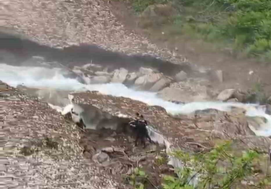 Rize’nin Çamlıhemşin ilçesi Galer Düzü Yaylası’nda bir kişi, yürüdüğü esnada