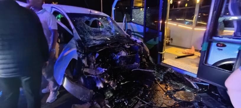 Rize’de hafif ticari araç ile yolcu taşımacılığı yapan minibüsün çarpıştığı