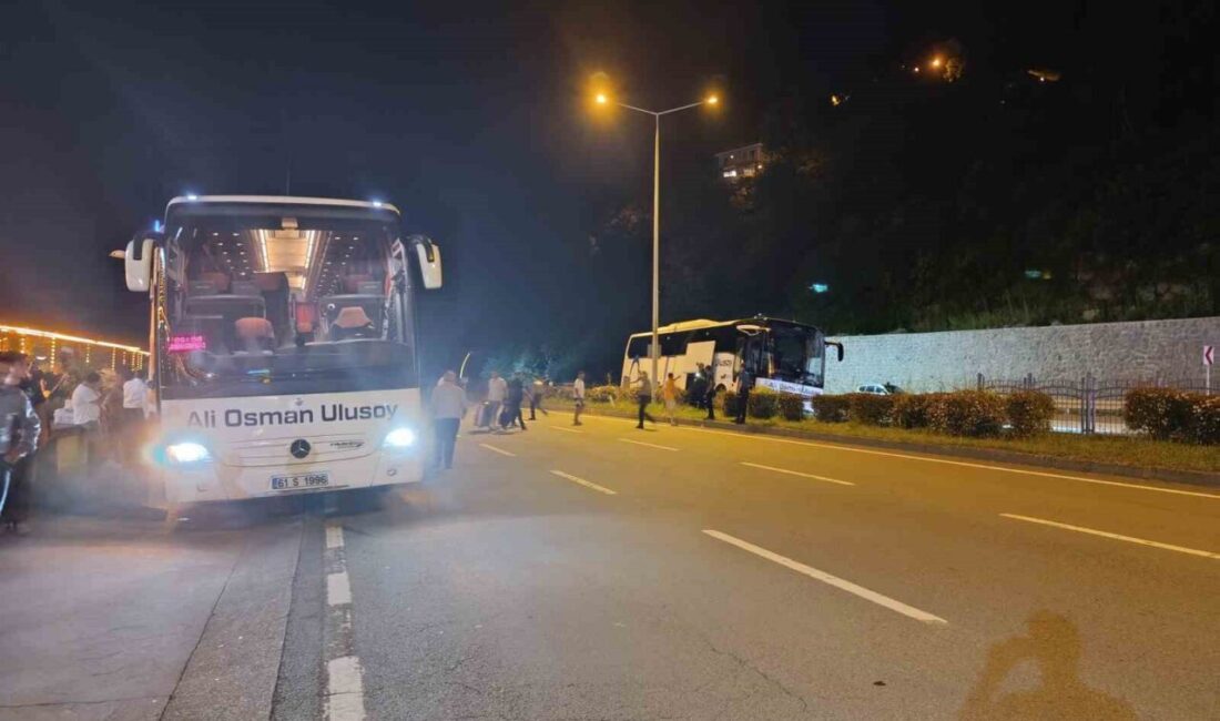 Rize’de kontrolünü kaybederek refüje çıkan şehirlerarası yolcu otobüsü, bariyerleri altına