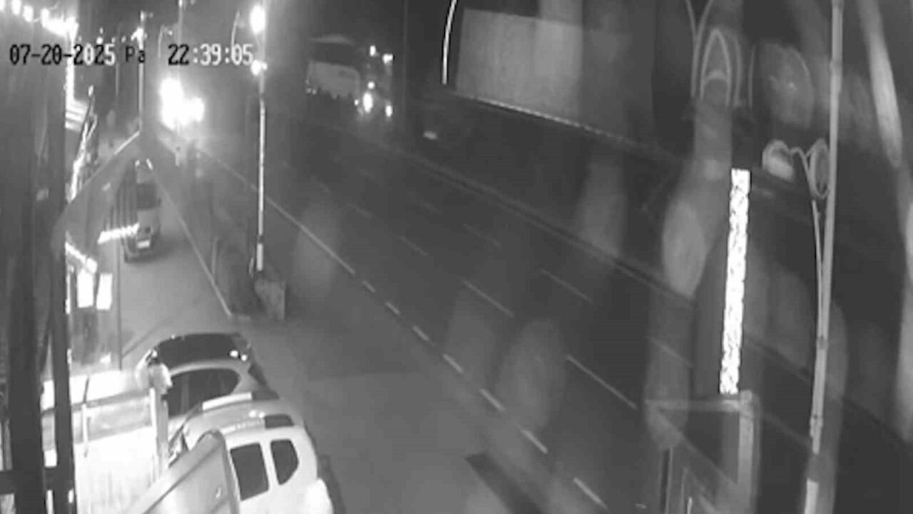 Rize’de kontrolünü kaybederek refüje çıkan şehirlerarası yolcu otobüsünün kaza anı