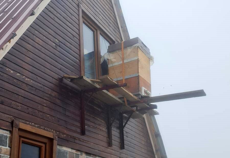 Rizeli arıcı Mustafa Memoğlu, kovanlarını çatıya çıkartarak ayılardan korumayı başardı.