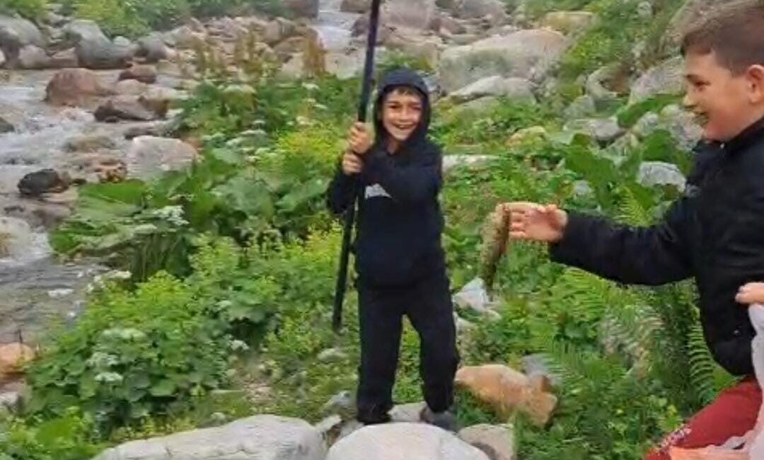 Rize’de derede balık tutan miniklerin balık tuttuktan sonra sevinmesi herkesi