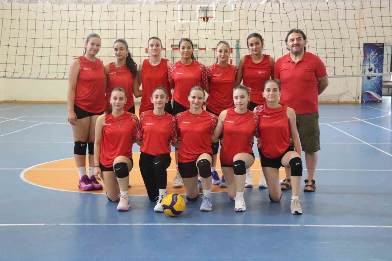 Tokat’tan Rize’ye namağlup dönen yıldız kızlar il karması voleybol takımı,
