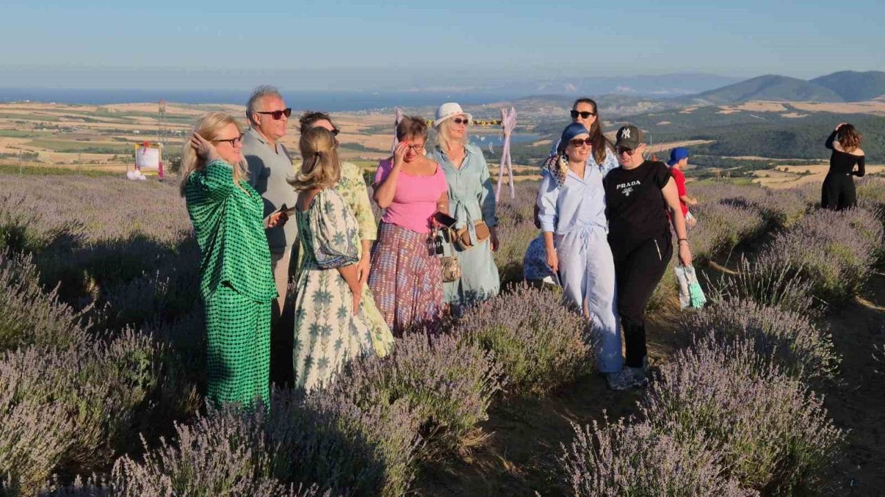 Tekirdağ’ın Süleymanpaşa ilçesindeki mor lavanta tarlaları, Rusya’dan gelen turistlerin ilgisini