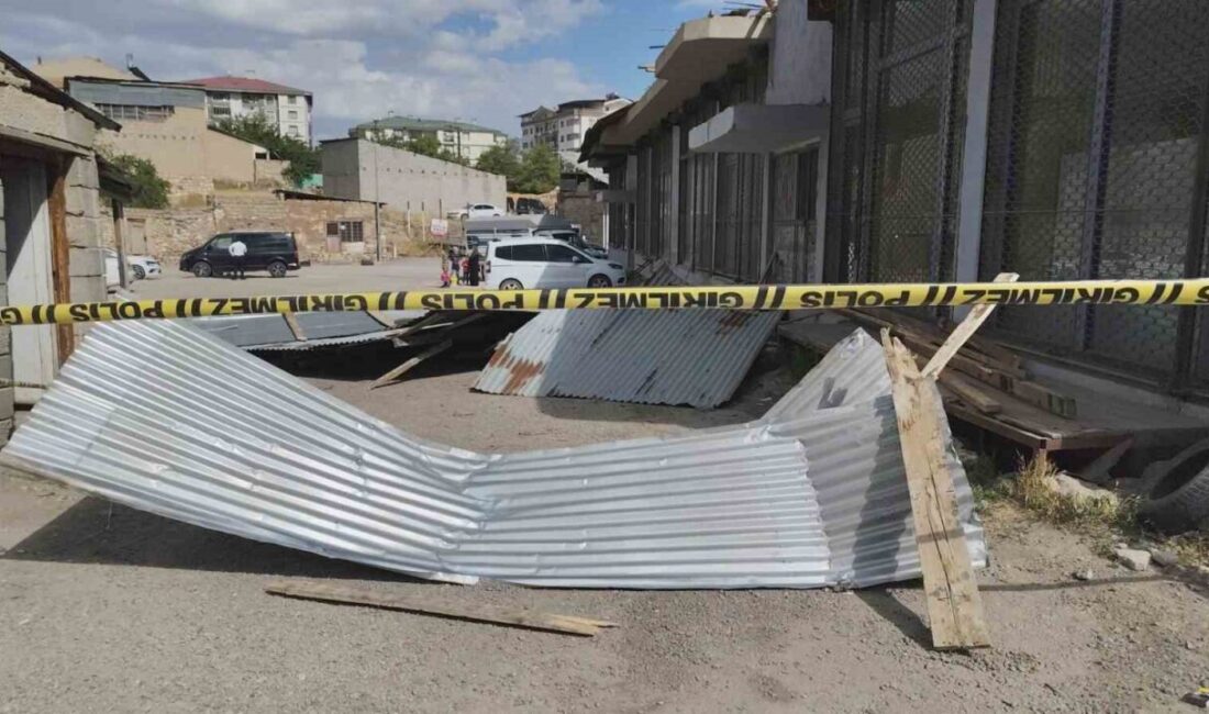 Van’ın Erciş ilçesinde etkili olar rüzgar nedeniyle bir binanın uçan
