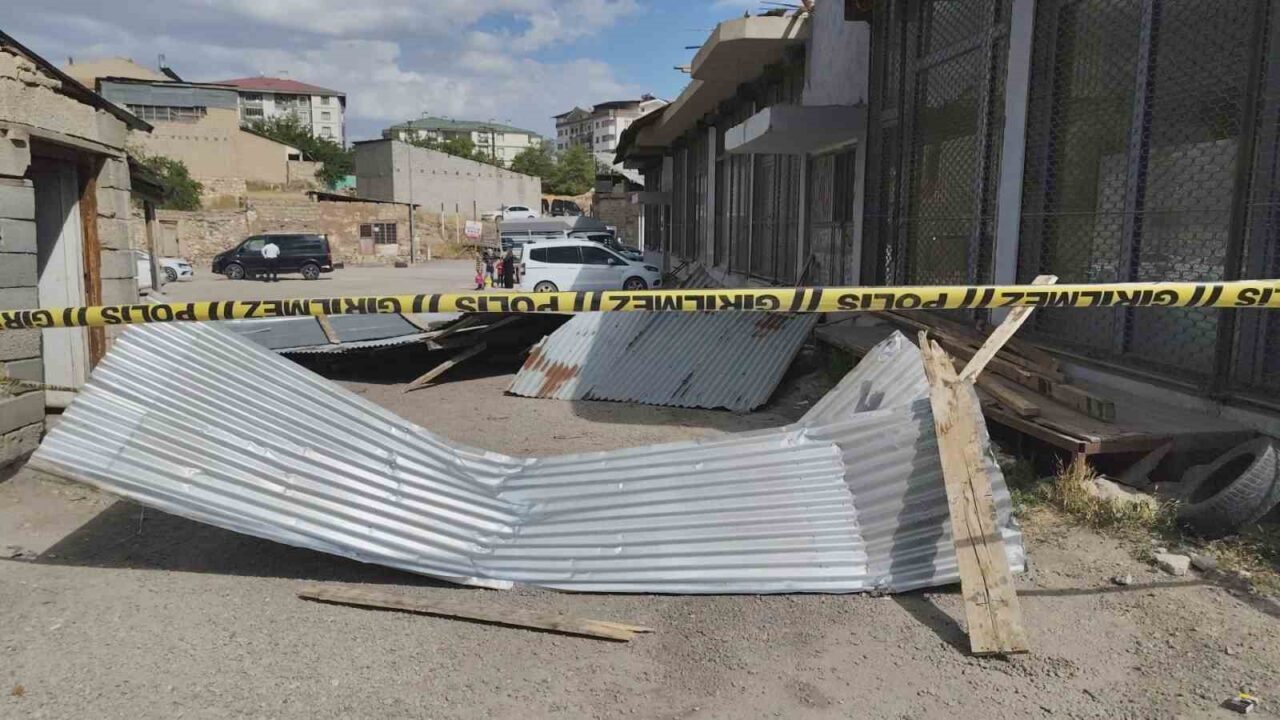 Van’ın Erciş ilçesinde etkili olar rüzgar nedeniyle bir binanın uçan