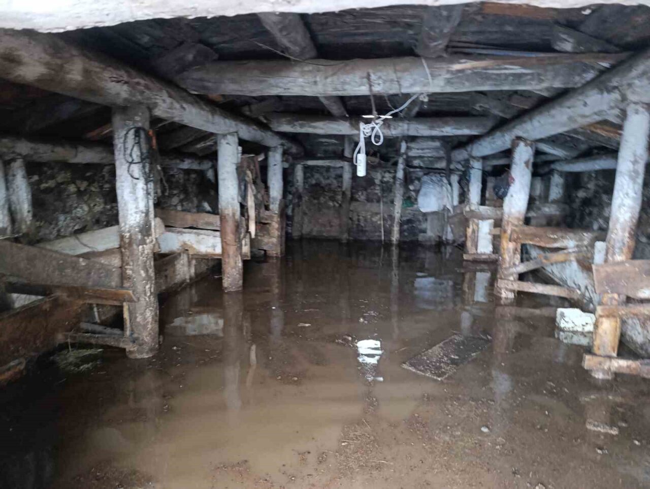 Ardahan’ın Göle ilçesine bağlı Uğurtaşı köyünün ortasından geçen dere, etkili