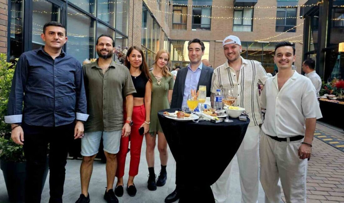 Kocaeli’de düzenlenen özel bir etkinlikte sağlık çalışanları, kendilerine yönelik sunulan