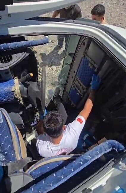 Şanlıurfa’da sağlık görevlileri, devrilen kamyonun camını kırarak yaralı sürücüyü çıkarttı.