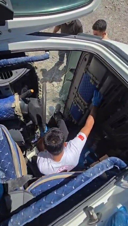Şanlıurfa’da sağlık görevlileri, devrilen kamyonun camını kırarak yaralı sürücüyü çıkarttı.