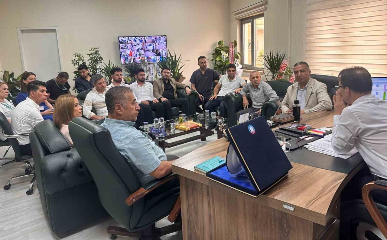 Sağlık-Sen Şırnak Şube Başkanı Sabgatullah Anmal ve yönetim kurulu üyeleri,