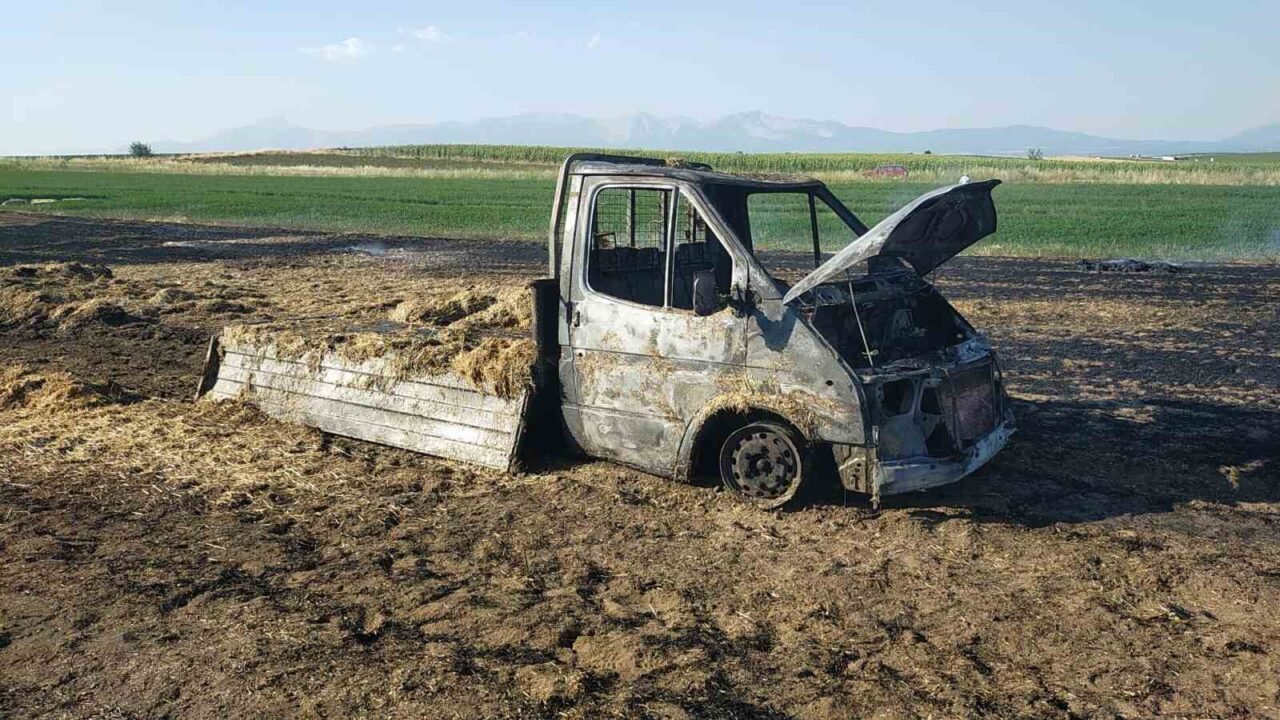 Denizli’de saman yüklenen kamyonet bir anda alev alması üzerine hem