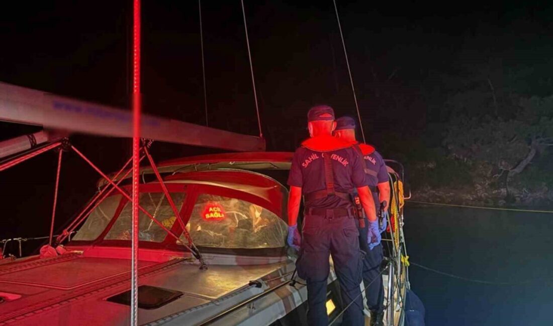 Muğla’nın Dalaman ilçesi açıklarında seyreden ticari yattan iki, gezi teknesinden