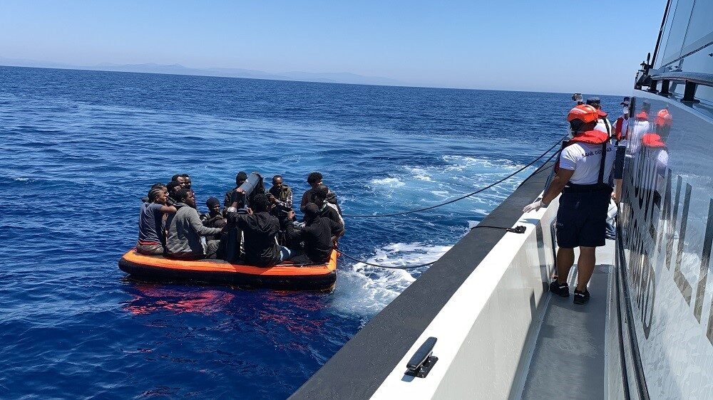 İzmir’in Urla ilçesi açıklarında, Yunanistan unsurları tarafından Türk kara sularına