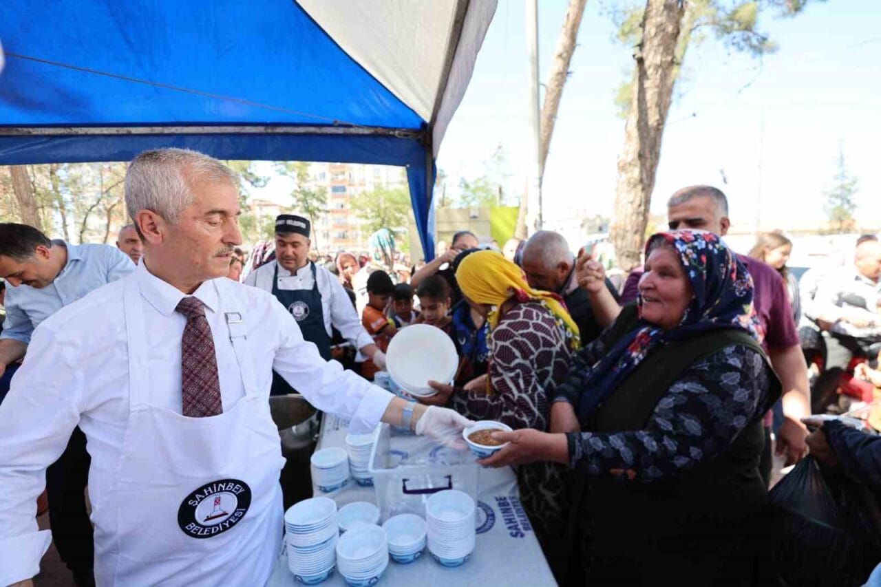 Her yıl Muharrem Ayı’nda vatandaşlara aşure ikramında bulunan Şahinbey Belediyesi