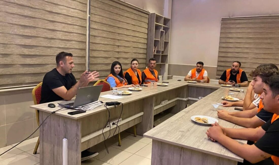 Saimbeyli Orman Bölge Müdürlüğü tarafından gönüllü adaylara yönelik yangın eğitimi