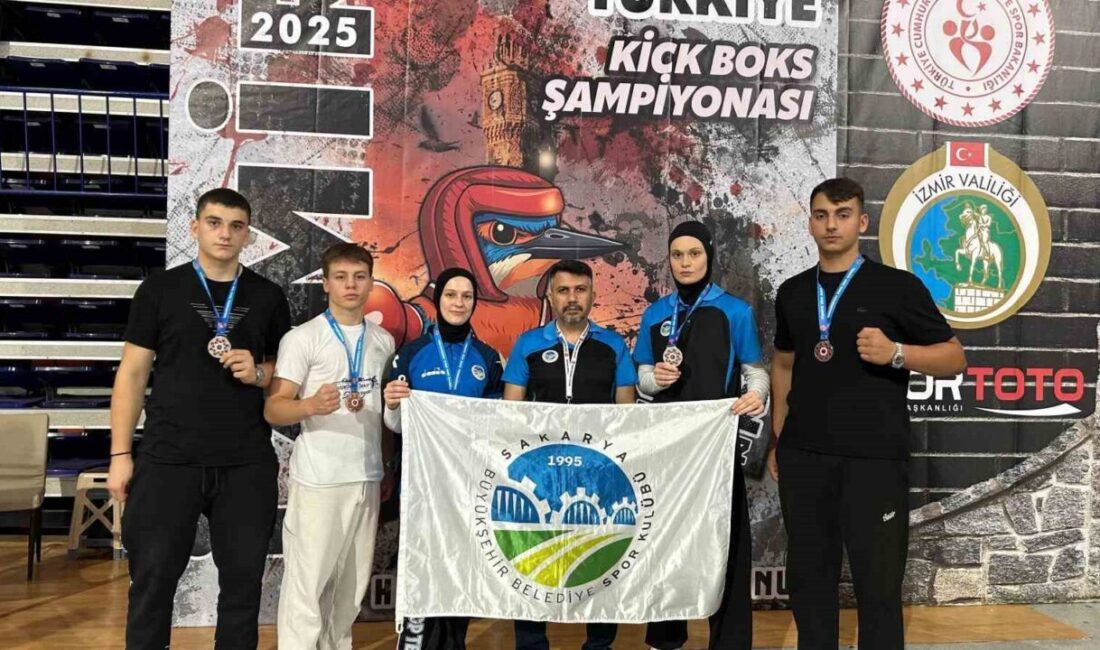 Sakarya Büyükşehir Belediyesi Kick Boks sporcuları, İzmir’de düzenlenen Genç Büyük