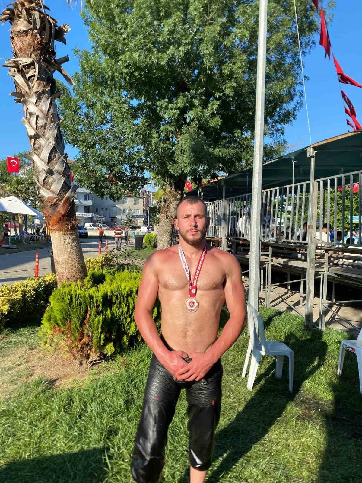 Sakarya Büyükşehir Belediyesi sporcuları, katıldıkları organizasyonlarda elde ettikleri derecelerle hem