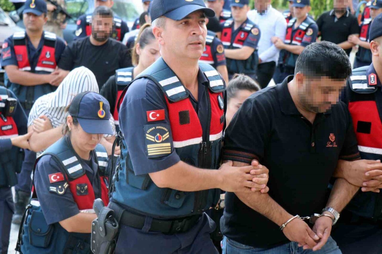 Sakarya’nın Kocaali ilçesinde, sattıkları araçları teslim etmeyerek çok sayıda kişiyi