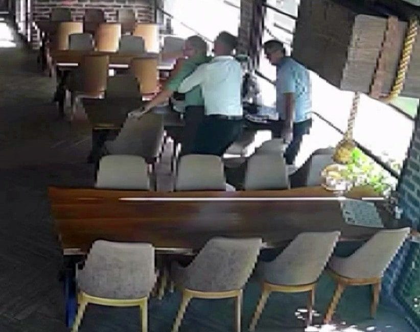 Sakarya’nın Serdivan ilçesinde bir restoranda hamburger yerken boğazına lokma takılan