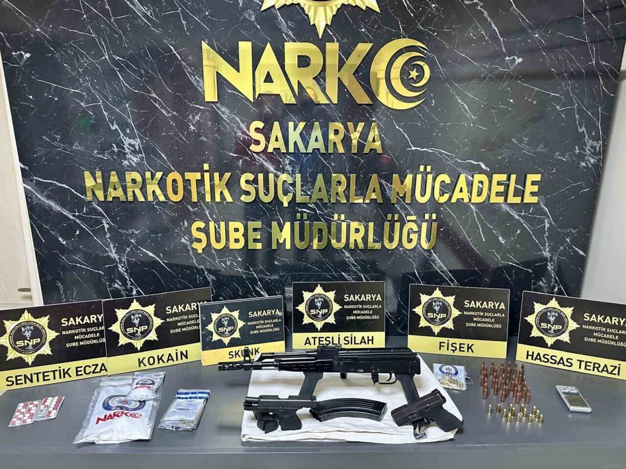 Sakarya’nın Sapanca ilçesinde polis ekiplerince düzenlenen operasyonda, biri uzun namlulu