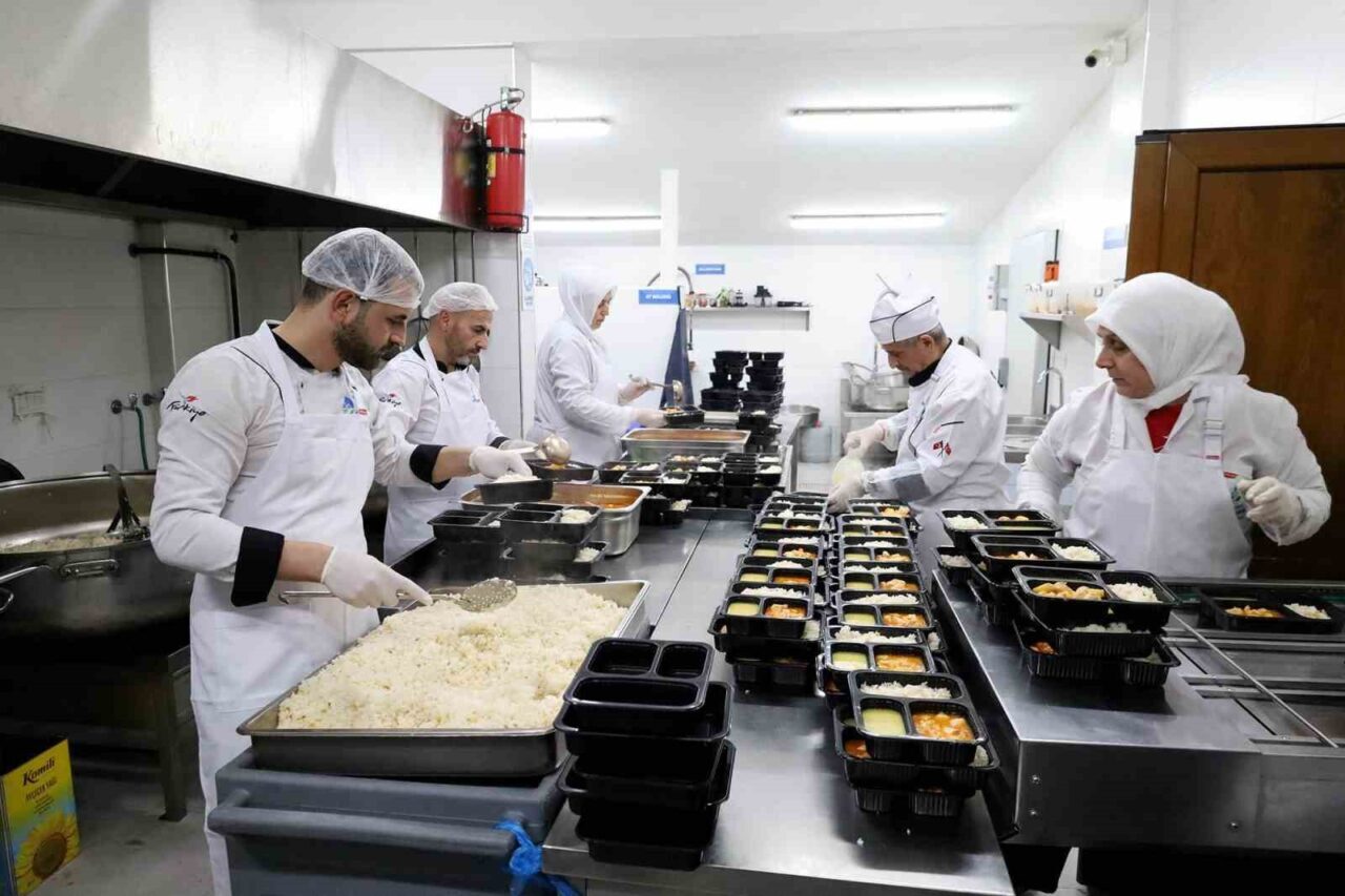 Sakarya Büyükşehir Belediyesi, Aşevi’nde kaynayan kazanlar, her biri birbirinden lezzetli