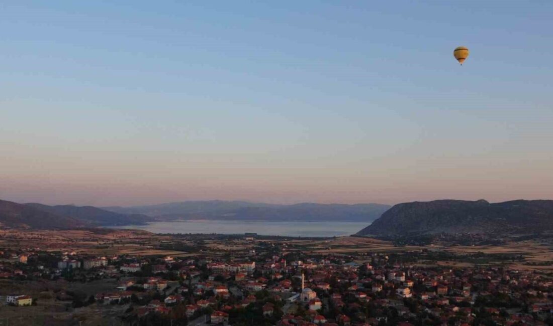 Burdur’un Yeşilova ilçesinde koruma altında olan Salda Gölü, sıcak hava