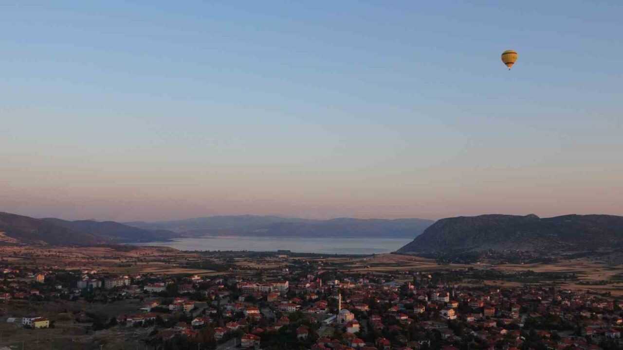 Burdur’un Yeşilova ilçesinde koruma altında olan Salda Gölü, sıcak hava