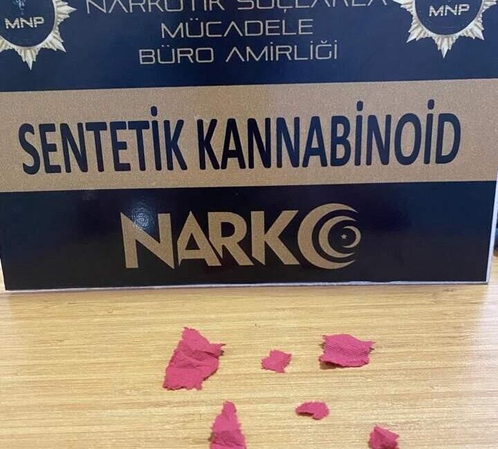 Manisa’nın Salihli ilçesinde polis ekipleri tarafından sokak satıcılarına yönelik düzenlenen