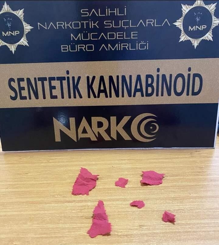 Manisa’nın Salihli ilçesinde polis ekipleri tarafından sokak satıcılarına yönelik düzenlenen