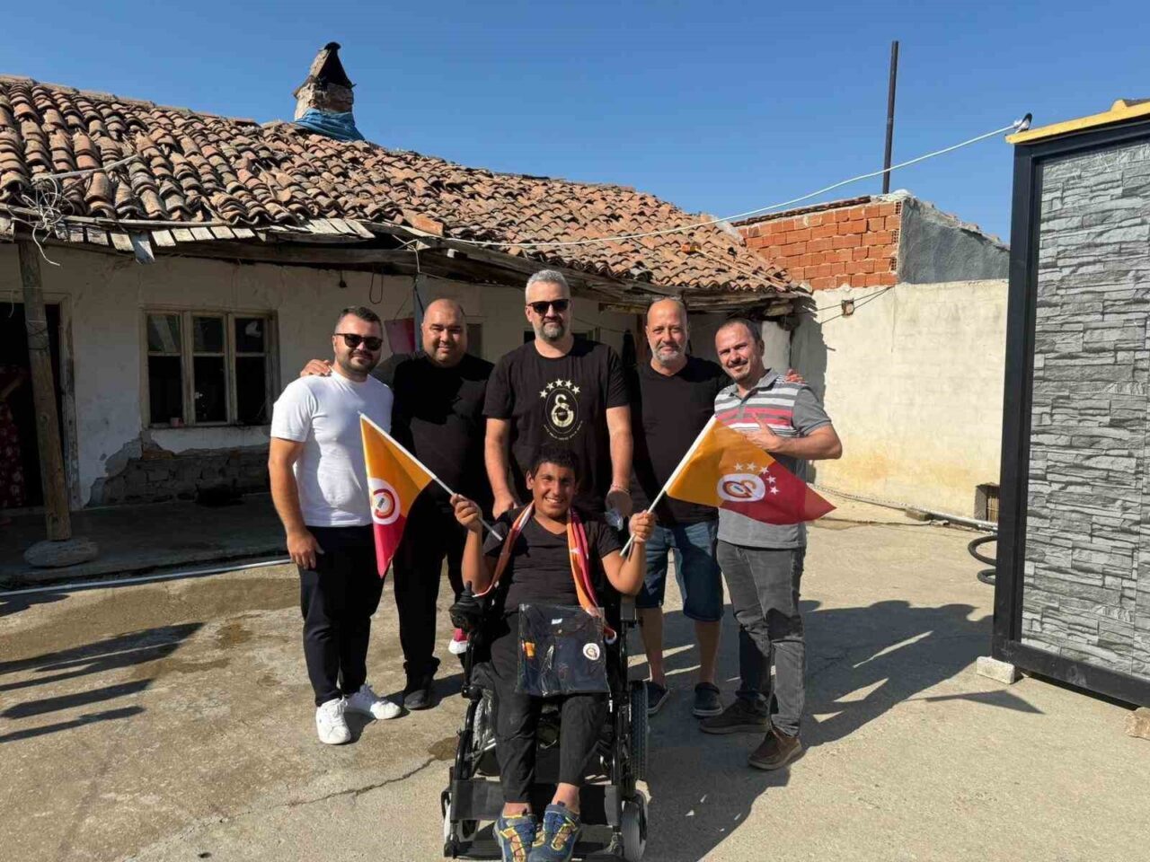 Manisa’nın Salihli ilçesindeki Galatasaray Taraftarlar Derneği, sarı kırmızı renklere gönül