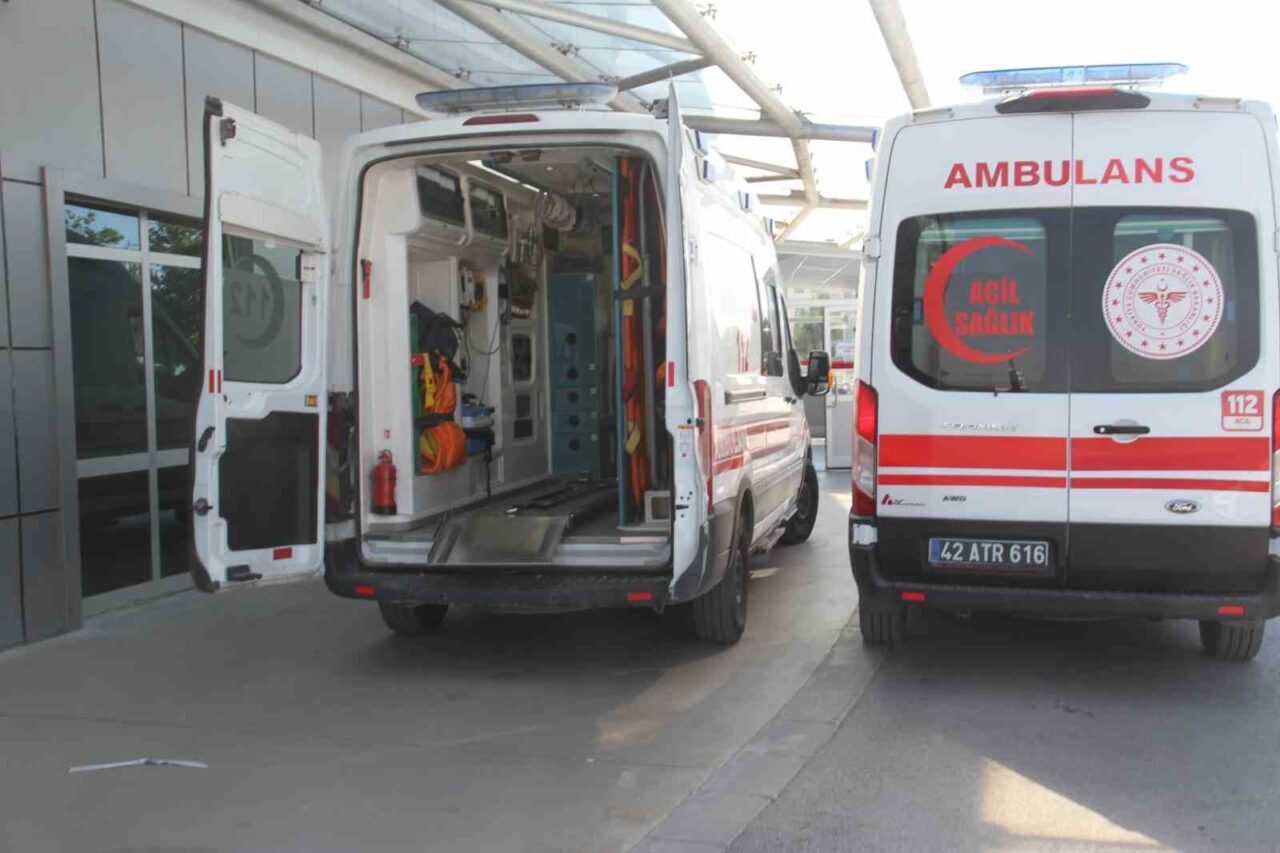 Konya’nın Beyşehir ilçesinde üzerine saman balyası düşen şahıs dengesini kaybedip