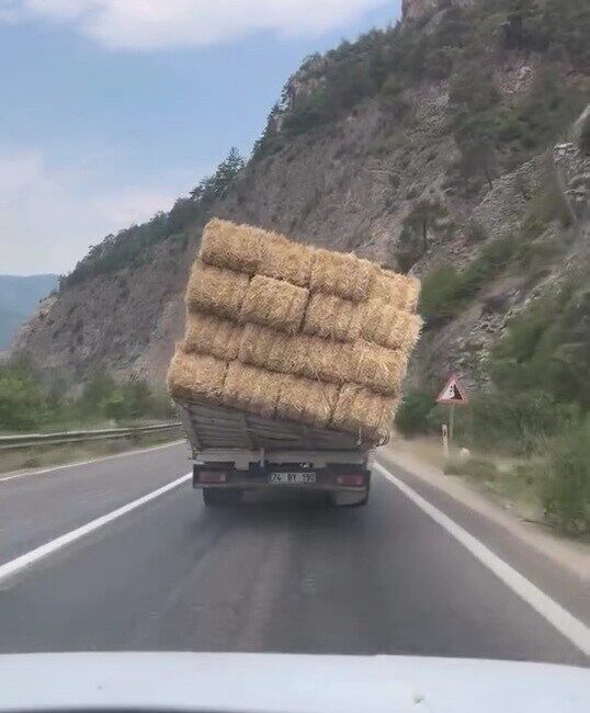 Karabük’te saman yüklü kamyonun trafikte tehlikeli ilerleyişi kameralara yansıdı. Edinilen