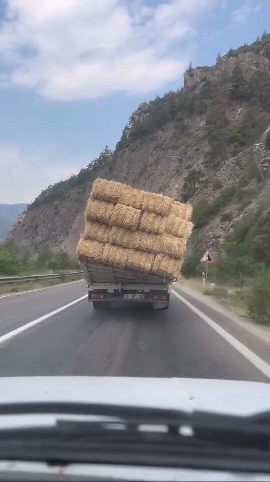 Karabük’te saman yüklü kamyonun trafikte tehlikeli ilerleyişi kameralara yansıdı. Edinilen