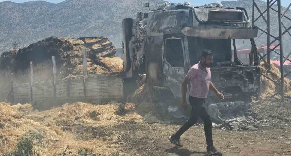 Afyonkarahisar’ın Şuhut ilçesinde saman balyası yüklü tırın elektrik tellerine temas