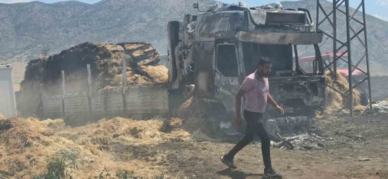 Afyonkarahisar’ın Şuhut ilçesinde saman balyası yüklü tırın elektrik tellerine temas