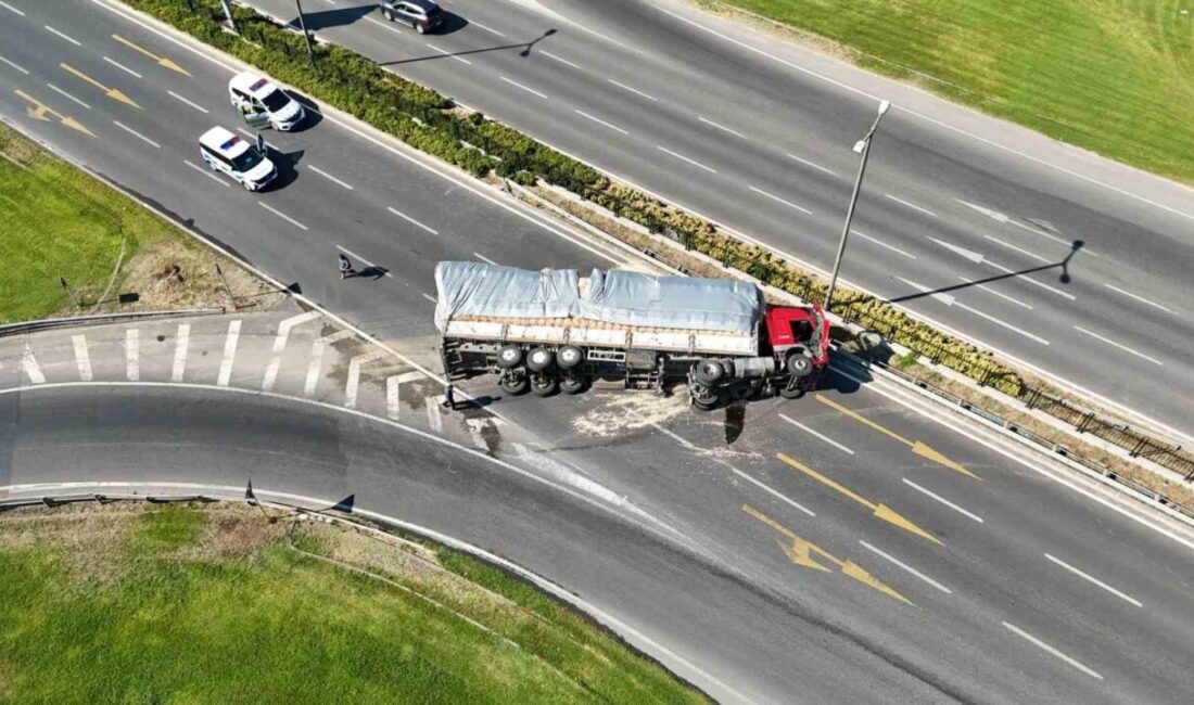 100 kara yolu Kervan Kavşağı mevkisinde saman yüklü tır aracı