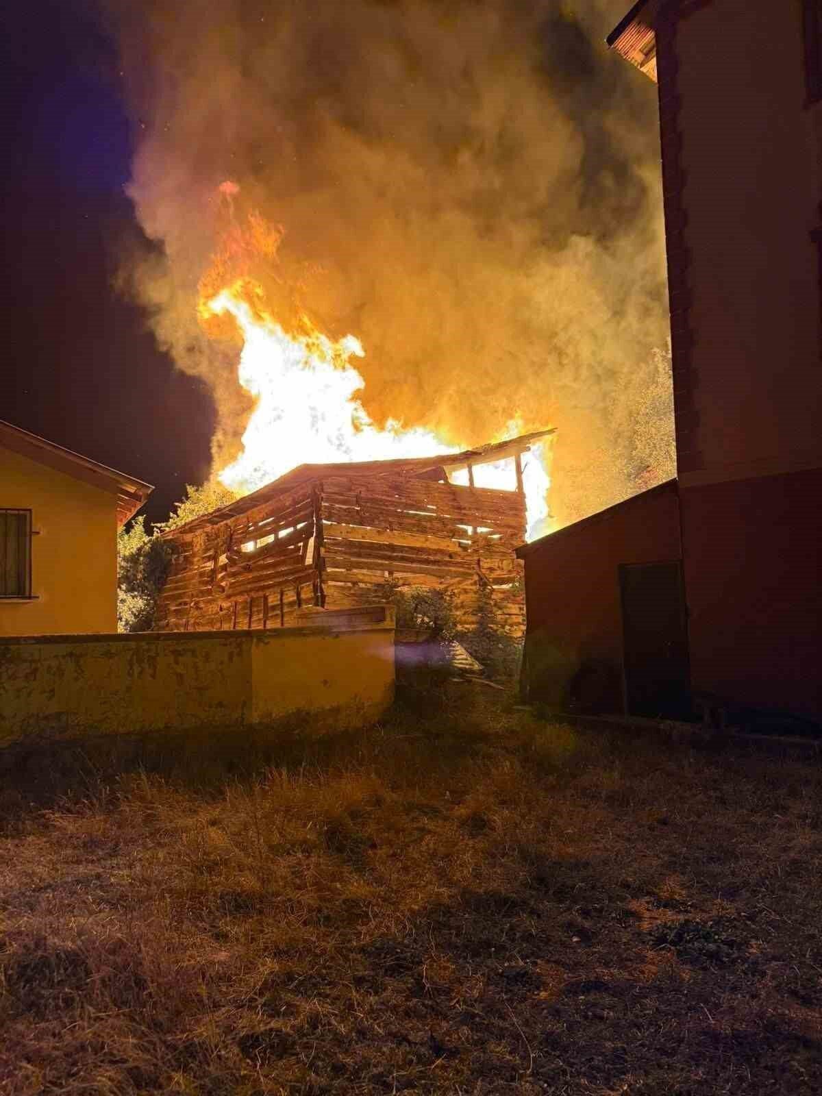Kastamonu’nun Devrekani ilçesinde alevlere teslim olan samanlık küle döndü. Yangının