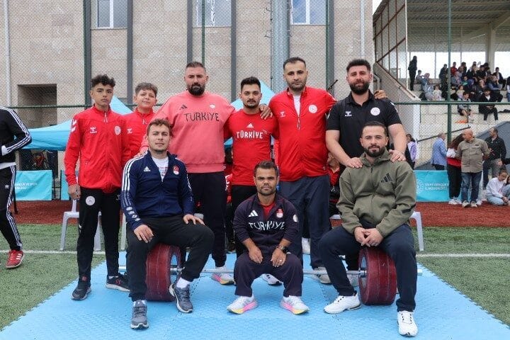 Şampiyon halterciler buluştu Sivas’ın şampiyon haltercileri GSB Yaz Spor Okulları açılış programında bir