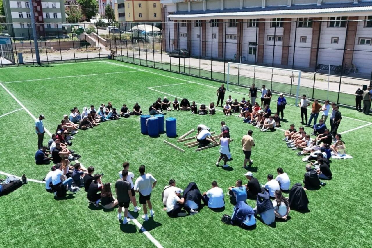 Erzincan Binali Yıldırım Üniversitesi Spor Bilimleri Fakültesi öğrencilerinden oluşan Palan