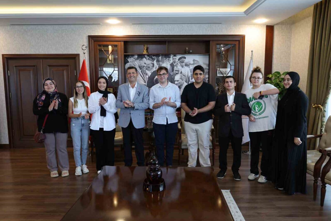 Çekmeköy Belediyesi’nin düzenlediği ücretsiz ders destek kurslarında eğitim alarak dereceye