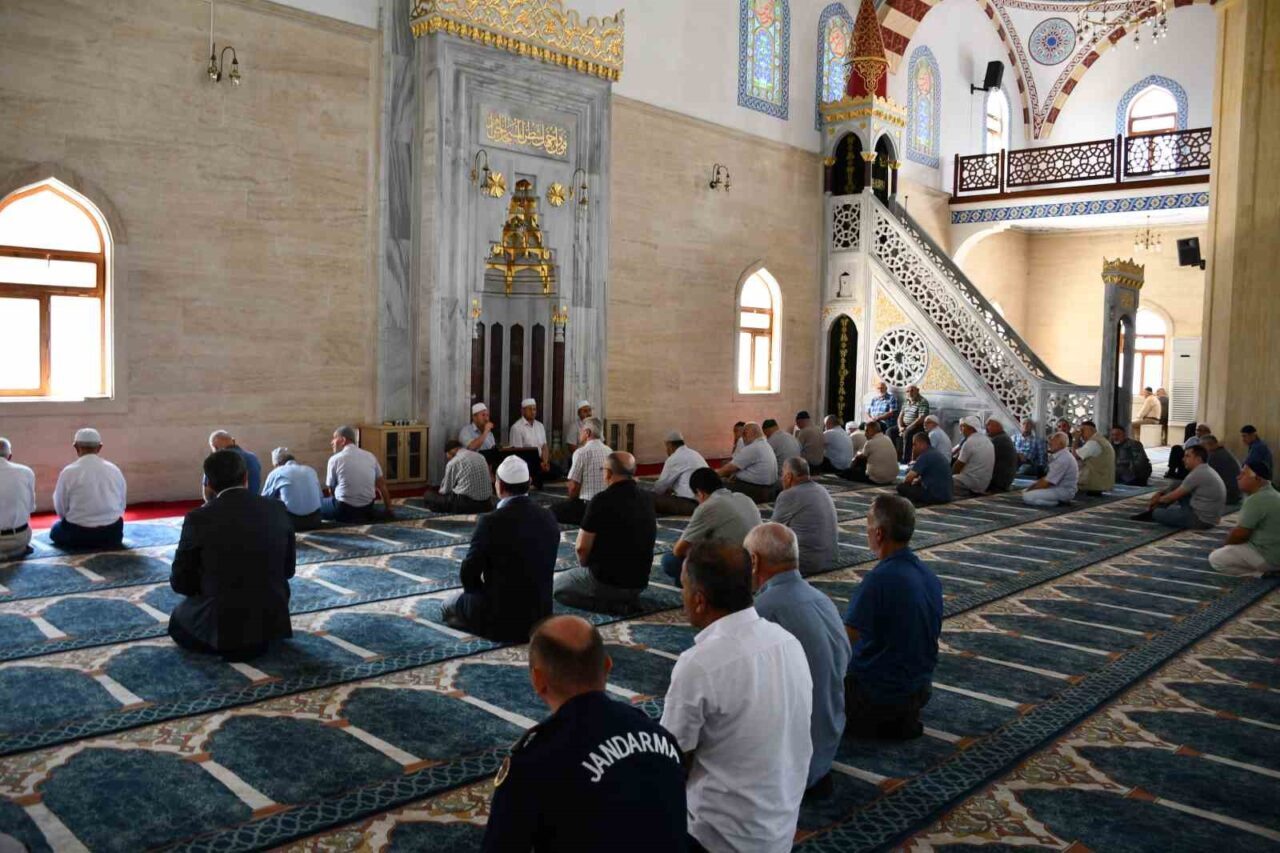 i Şerif programı gerçekleştirildi. Kur’an-ı Kerim tilavetiyle başlayan programda 15