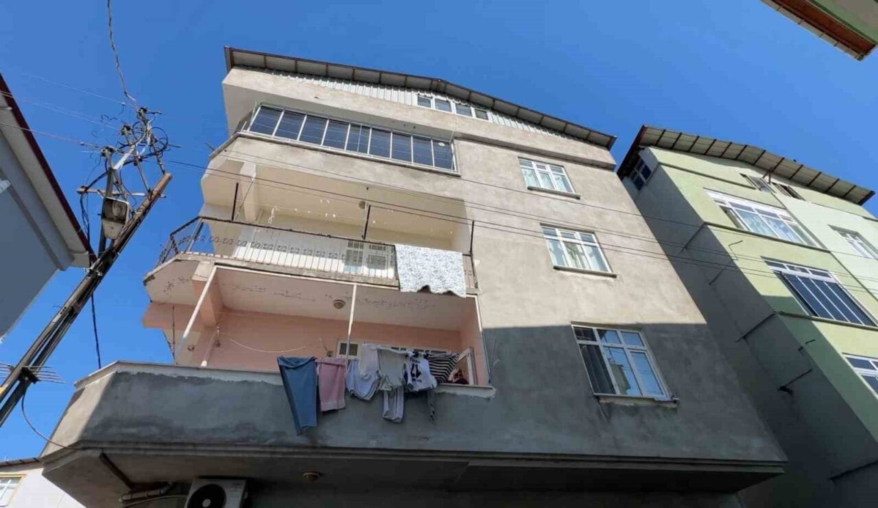Samsun’da 3. katındaki evlerinin penceresinden düşen 4 yaşındaki çocuk, ağır