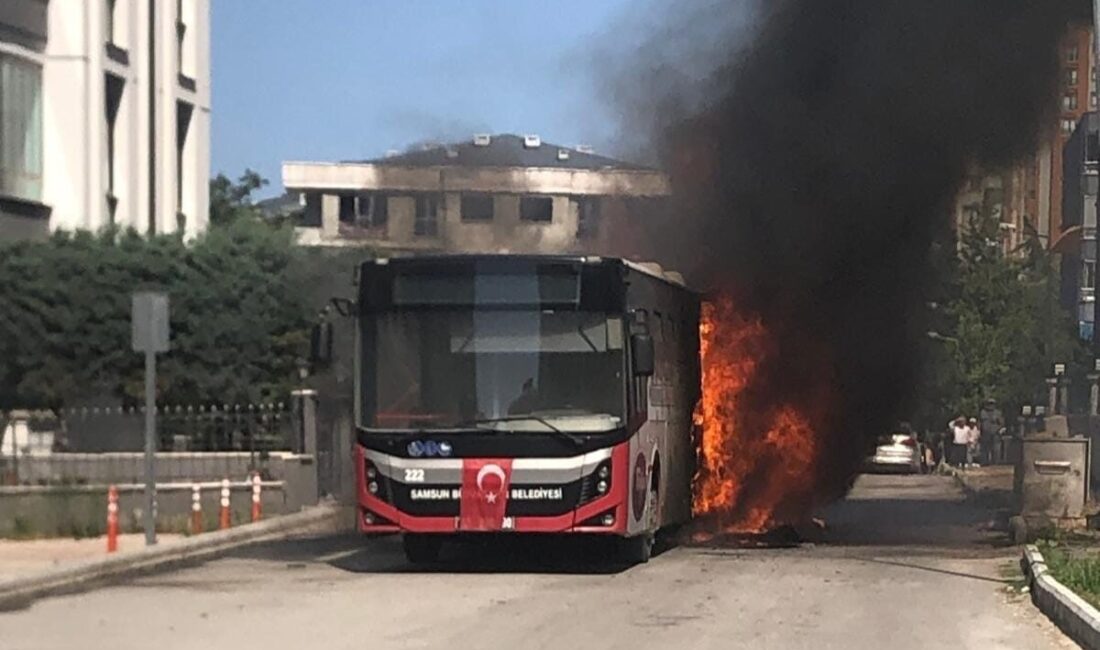 Samsun’da seyir halindeki belediye otobüsünde çıkan yangın kısa sürede aracı